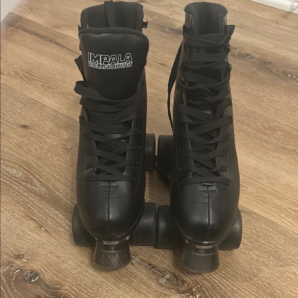 High-Top Black Roller Skates with Lace-Up Design